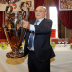 Joaquín Fidalgo, que fue homenajeado por la peña, llegó con la ‘Orejona’, el último título conquistado por el Real Madrid. SECUNDINO