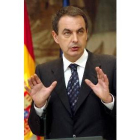 Zapatero lee el comunicado acerca del referéndum galo