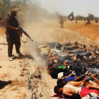 Un yihadista del ISIL dispara contra los cuerpos de soldados iraquíes estirados en una fosa común.