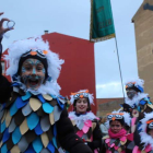 El desfile que vuelve a sacar los trajes de la pasada edición del Carnaval también repite en alegría y originalidad, señas de identidad en pequeños y mayores. A. VALENCIA