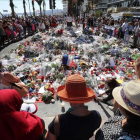 Centenares de personas se reúnen alrededor de las flores situadas en el Paseo de los Ingleses para homenajear a las víctimas