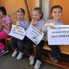 Pequeños del colegio Valentín García Yebra de Ponferrada secundando la protesta. L. D. M.