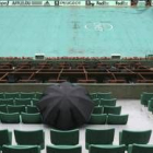 Las pistas de Roland Garros se vistieron ayer de lonas por la lluvia, que dejó en blanco la jornada