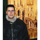 El pintor leonés Pablo Alonso, con una de sus creaciones.