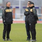 Claudio conversa con su cuerpo técnico durante un entrenamiento.