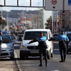 La Policía Local de León inicia una campaña especial de vigilancia y seguridad en los barrios, que llegó ayer a Armunia.