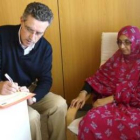 El doctor Domingo Guzmán Pérez Hernández atiende a la activista saharaui Aminatu Haidar.
