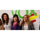 Olga García, Marta Álvarez, Elena Merino, Gema Gracia, y López-Arenas, en la sede de Vox. JESÚS F. SALVADORES