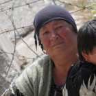 Refugiados uzbekos, en la frontera con Uzbekistán.