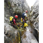 Preparando el equipo para comenzar el descenso del barranco de Cacabillos.