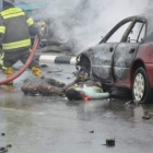 Los bomberos, en el lugar donde ayer se produjeron dos explosiones.