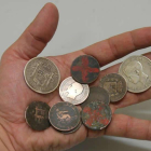 Antiguas monedas de bronce y plata del siglo XIX utilizadas en el tradicional juego de las chapas.