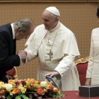 El rey saluda al papa Francisco en presencia de doña Sofía.