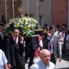 Los vecinos de Villadangos del Páramo durante la procesión del domingo, en una imagen de archivo.