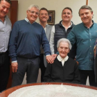La hermana Lucina rodeada de los familiares que este jueves compartieron su centenario en la comunidad de Santa Joaquina Vedruna de personas mayores de las Carmelitas. J. NOTARIO