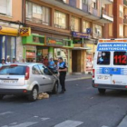 La Policia Municipal y facultativos del Sacyl en el lugar del atropello.