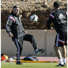 Ancelotti y Hierro juegan con el balón durante un entrenamiento del Madrid.