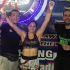 La berciana Blanca Romero celebra el título mundial de muay thai conseguido en Tailandia. DL