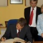 José Luis Rodríguez Zapatero firmó en el libro de honor del Ayuntamiento el pasado sábado