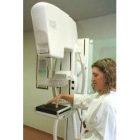 Una enfermera del Monte San Isidro prepara el mamógrafo