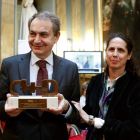 Zapatero recibe el premio de manos de Ana Peláez. CHEMA MOYA