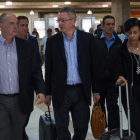 Gallardón, en el centro, acompañado de la madre de López, a su llegada a Caracas. MIGUEL GUTIERREZ
