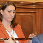 Ana Asenjo, recibiendo ayer el bastón de mando como presidenta de la Diputación de Palencia.