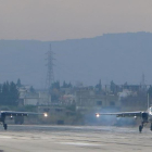 Dos aviones de combate Sukoi Su-25 rusos, en diciembre del 2015, despegando en la base militar de Hmeimim, en el noroeste de Siria.