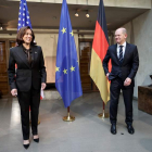 La vicepresidenta de EE UU, Kamala Harris, y el canciller alemán, Olaf Scholz. ALEXANDRA BEIER / POOL