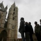 Un grupo contempla la Catedral: son voluntarios de Cáritas y presos de permiso en Semana Santa