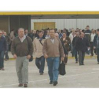 Trabajadores de la planta de Figueruelas saliendo de la factoría, hoy.