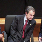 Los presidentes de Bolivia, Evo Morales, de España, Jose Luis Rodríguez Zapatero, y el rey de España, Juan Carlos de Borbón, en la inauguración de la XXI Cumbre Iberoamericana de Presidentes y Jefes de Gobierno, en Asunción (Paraguay).
