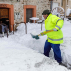 Intensa nevada en la población de Torrecaballeros, Segovia.