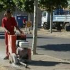 Ramón y Fausto, sentados, y Manuel con su hijo. Abajo, las obras del gas