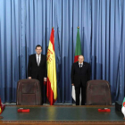 El presidente del Gobierno español, Mariano Rajoy, y su homólogo argelino, Abdelaziz Buteflika, en el día de ayer en Argel.