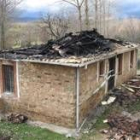 El fuego se originó en la estructura de madera situada bajo las tejas de la casa rural