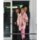 La vicepresidenta De la Vega sale de la clínica tras visitar a Ibarra