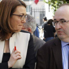 La portavoz del PSOE, Soraya Rodríguez, habla con el diputado del PSC Miquel Iceta, este martes en Madrid.