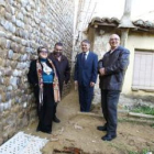 La alcaldesa, los arquitectos y el subdelegado frente a uno de los tramos de la muralla.