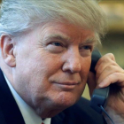 Donald Trump hablando por el teléfono fijo de su despacho en la Casa Blanca.