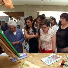 Los visitantes observan con curiosidad parte de la muestra.