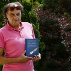 El escritor Javier Tomé sostiene su nuevo libro