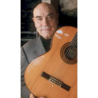 Manolo Quijano con su inseparable guitarra.