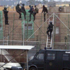 Inmigrantes encaramados a la valla de Melilla.