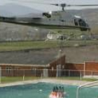 Fotografía de archivo de un helicóptero repostando agua en una piscina privada de Ponferrada