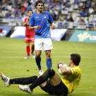 Jairo Cárcaba en un lance del partido de Copa frente al Fuenlabrada permanece atento a lo que hace el guardameta del equipo rival.