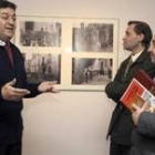 José Andrés Casquero, izquierda, explica la exposición fotográfica «La Guerra Civil en Zamora»