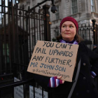 Una mujer pide la dimisión de Boris Johnson. ANDY RAIN