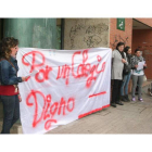 Un grupo de padres del colegio de Flores del Sil sostienen una pancarta a las puertas de la sede de la Junta en Ponferrada.