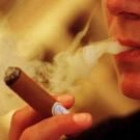 Foto de archivo de una fumadora de puros habanos